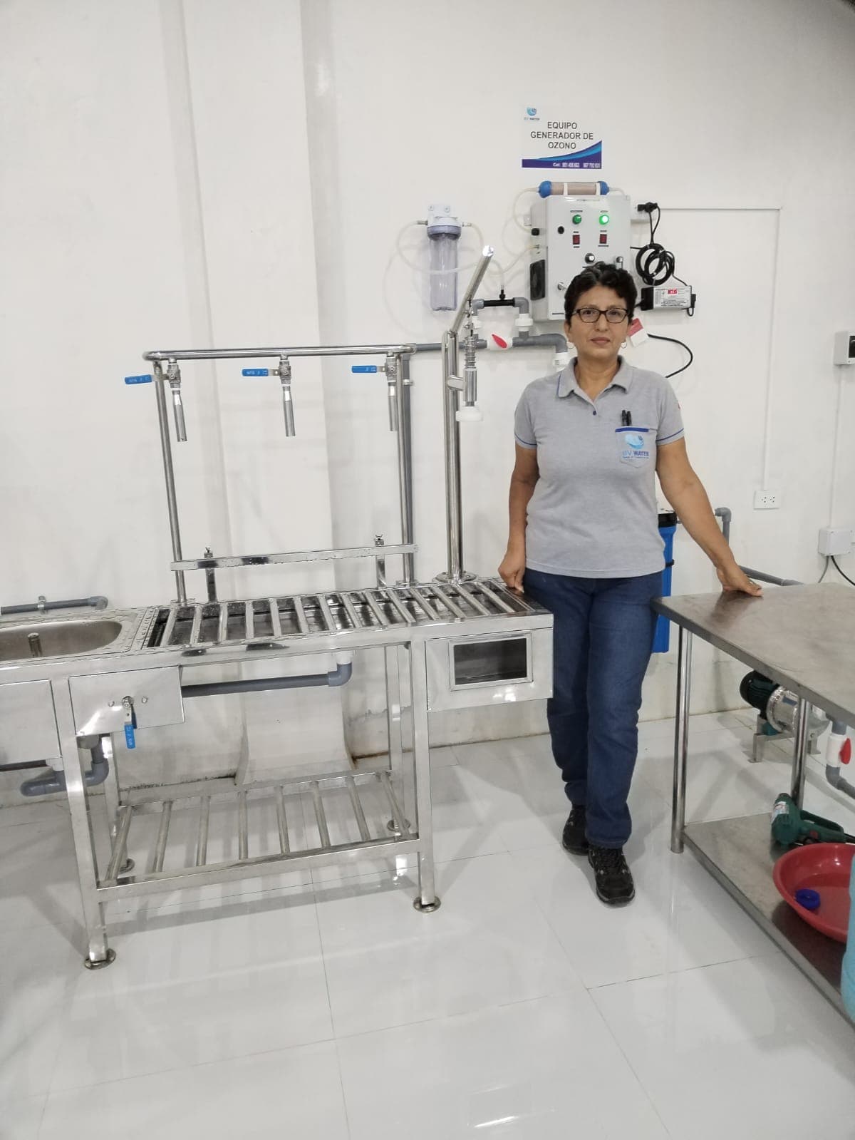 Estación de llenado en acero inoxidable con equipo generador de ozono.